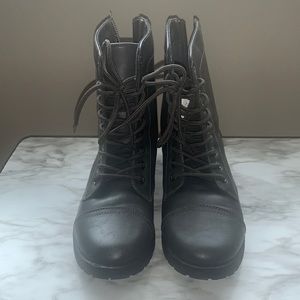 Womens boots, Size 9, Gray, zipper for easy on easy off.